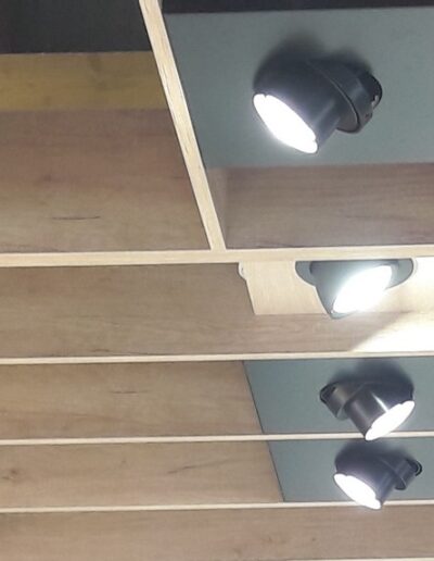 Luminaire sur mesure Cubispot plafond bois
