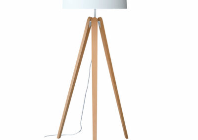 Lampe sur trépied en bois.