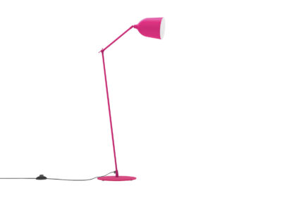 Lampe rose sur fond blanc